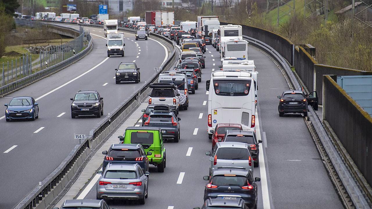 1 Stunde 40 Zeitverlust: 10 Kilometer Stau Vor Dem Gotthard-Nordportal ...