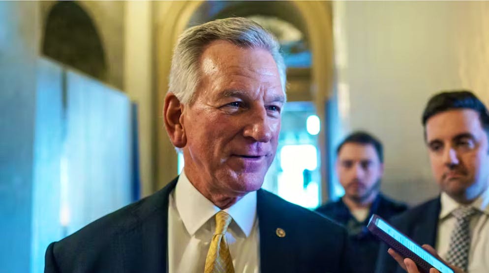 Guerra culturale: Tommy Tuberville blocca le promozioni di alti ufficiali militari al Senato di Washington.