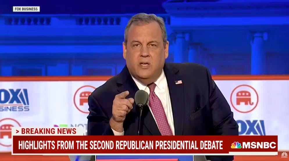 Chris Christie si rivolge al suo collega di partito Donald Trump guardando direttamente nella telecamera.