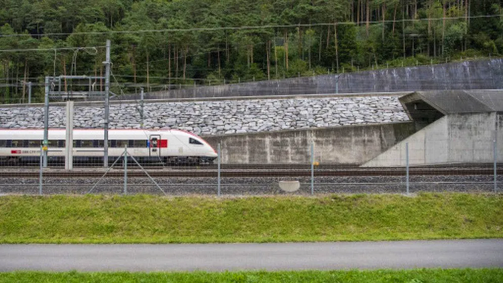 Am Freitagabend fuhr nach rund sieben Wochen Sperrung wieder ein Personenzug durch die Oströhre des Gotthard-Basistunnels in Richtung Süden.