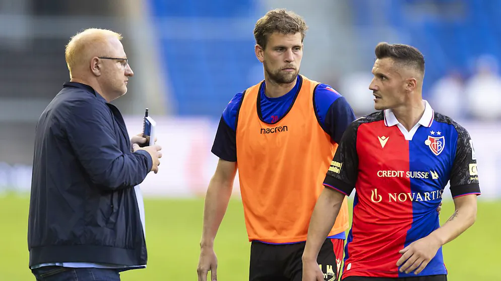 0:3-Klatsche gegen Aufsteiger Stade Lausanne-Ouchy - Gallery. Stimmt das Binnenklima beim FC Basel noch? Taulant Xhaka (rechts) und Captain Fabian Frei im Zwiegespräch mit Heiko Vogel, der gegen Stade Lausanne-Ouchy den Turnaround nicht geschafft hat