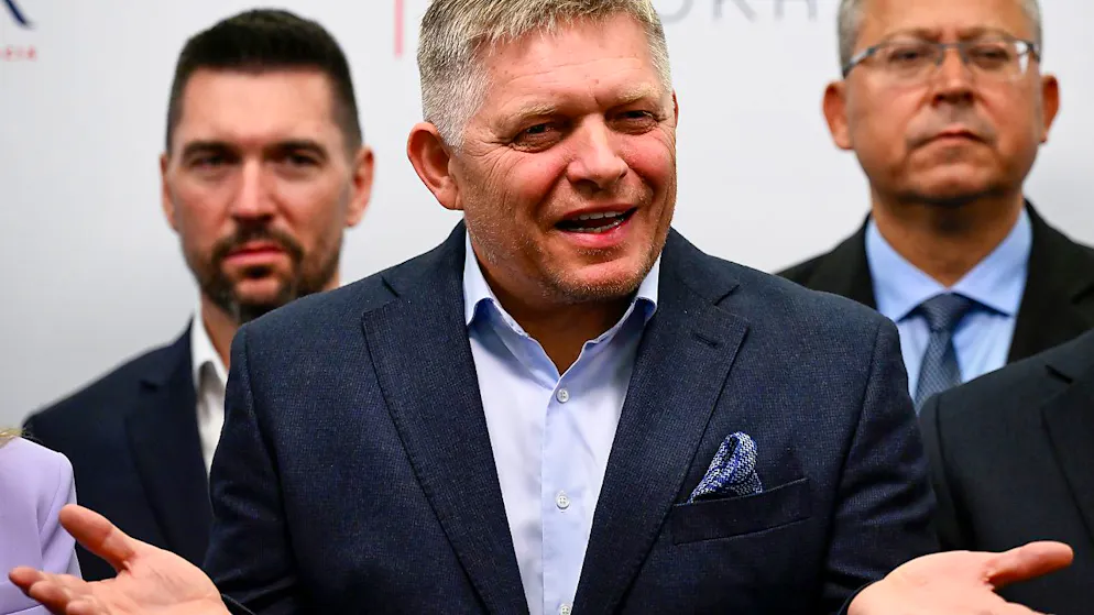 Der Vorsitzende der Partei Smer-Sozialdemokratie Robert Fico gibt die Ergebnisse der vorgezogenen Parlamentswahl in der Slowakei bekannt. Foto: Ondrej Deml/CTK/dpa