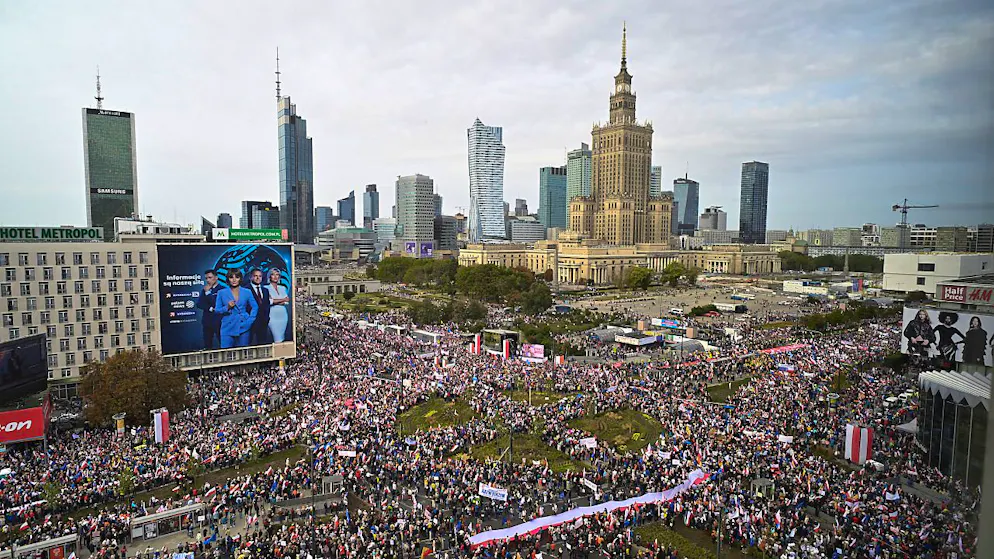 Tausende Menschen versammeln sich in Warschau zum «Marsch der Million Herzen». Der polnische Oppositionsführer Donald Tusk führt die Kundgebung an. Foto: Rafal Oleksiewicz/AP/dpa