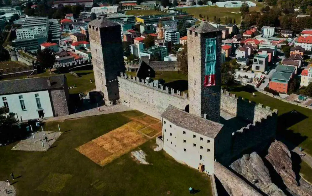 Da quest'altro fotogramma si capisce che le riprese sono state effettuate da una terza persona con un drone.