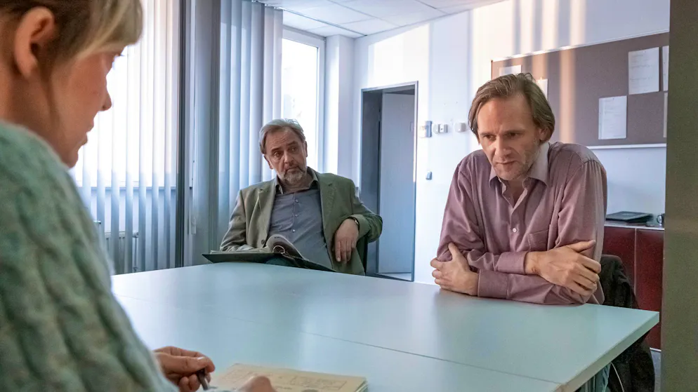 «Tatort»-Check: Wie verbreitet ist Stalking wirklich?. Daniel König (Matthias Lier, rechts) wird von Ellen Berlinger (Heike Makatsch) verdächtigt, für die Stalking-Attacken verantwortlich zu sein. Sein Anwalt (Martin Plass) sieht jedoch keine Beweise und möchte, dass sein Mandant freigelassen wird.