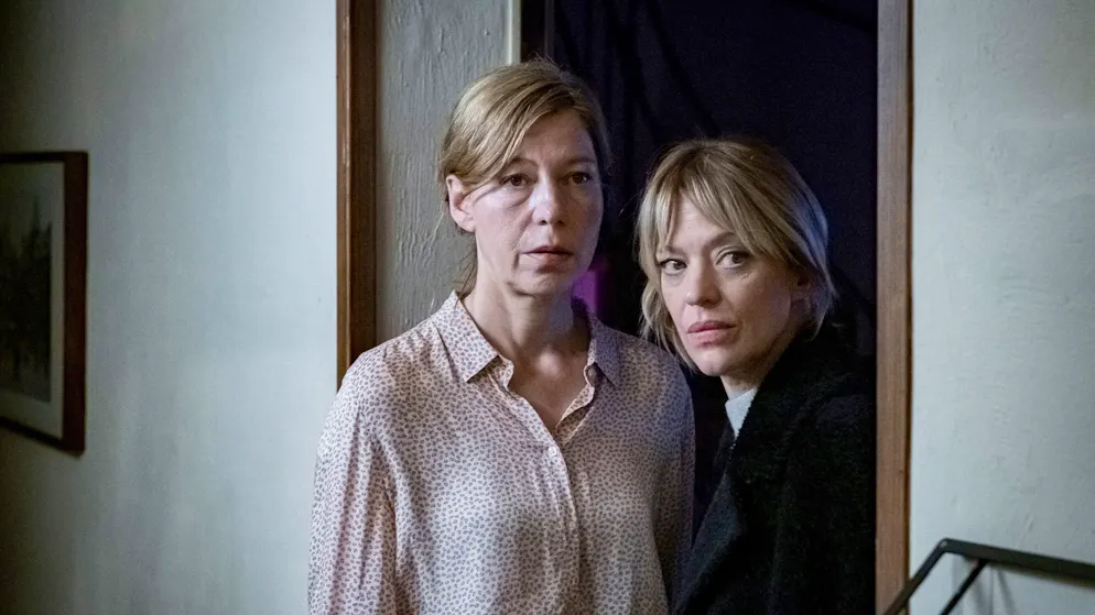 «Tatort»-Check: Wie verbreitet ist Stalking wirklich?. Auf perfide Weise hat der Stalker auch Ellens Verwandte und einzige Vertraute Maja (Jule Böwe) in sein Bedrohungsszenario eingebaut. Ist der Bösewicht dieses «Tatorts» übermächtig?