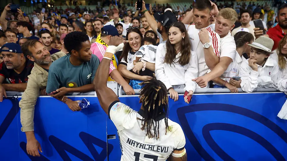 Fidschi begeistert an der Rugby-WM mit Flair und Disziplin - Gallery. Waisea Nayacalevu begibt sich nach dem Sieg gegen Australien zu den mitgereisten Fans