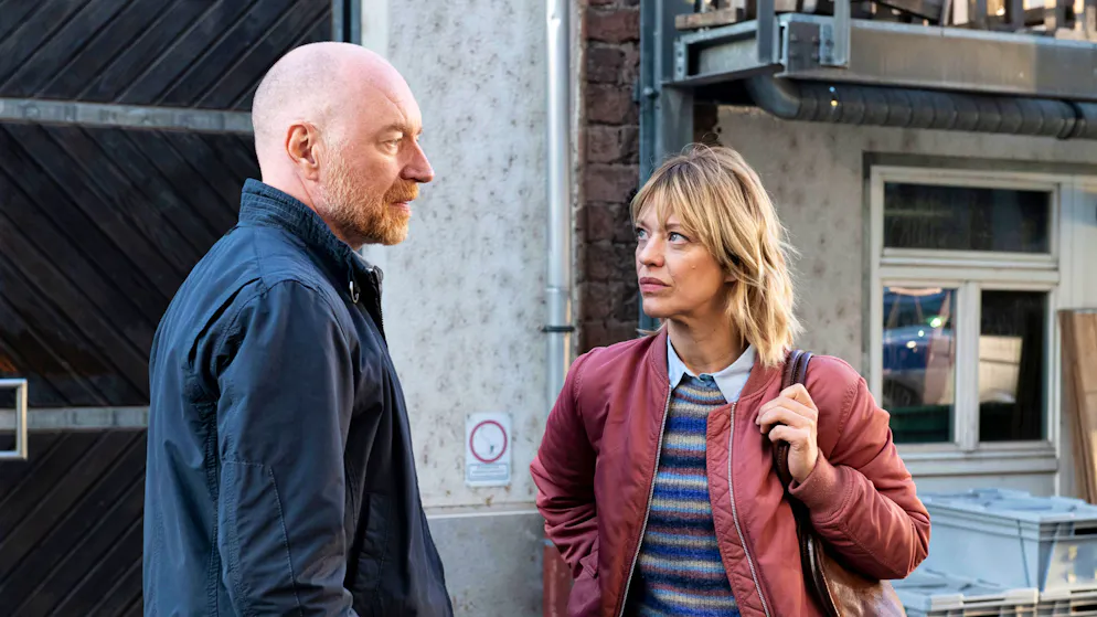 «Tatort»-Check: Wie verbreitet ist Stalking wirklich?. Was hat Dienststellenleiter Niklas Zerrer (Rainer Sellien) mit den Stalking-Fällen zu tun? Ellen Berlinger (Heike Makatsch) traut auch diesem Kollegen nicht richtig über den Weg.