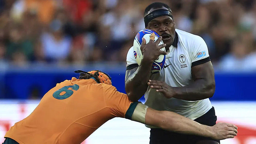 Fidschi begeistert an der Rugby-WM mit Flair und Disziplin - Gallery. "Wir lieben es, den Ball im Spiel zu halten": Levani Botia geht dem Tackling des Australiers Tom Hooper nicht aus dem Weg