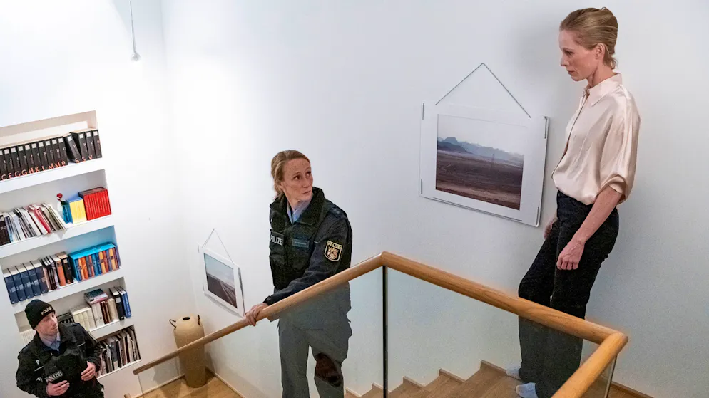 «Tatort»-Check: Wie verbreitet ist Stalking wirklich?. Julia Ritter (Susanne Wuest, rechts) fühlt sich in ihrer Wohnung nicht mehr sicher. Es könnte jemand eingebrochen sein. Die Spuren sind jedoch uneindeutig, Polizeibeamtin Brigitte Köhler (Melanie Straub) kann der verängstigten Frau nicht weiterhelfen.