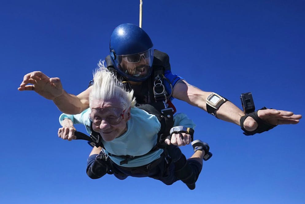 Dorothy Hoffner, 104, ist die älteste Skydiverin der Welt, hier zu sehen mit Tandemspringer Derek Baxter. 