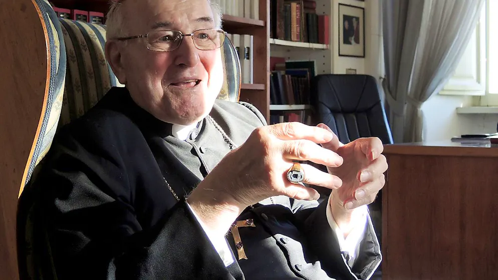 ARCHIV - Der deutsche Kardinal und Theologe Walter Brandmüller sitzt in seinem Arbeitszimmer. Fünf Kardinäle haben Papst Franziskus kurz vor der Weltsynode in Rom in einem kritischen Brief zur Klärung zentraler Fragen der katholischen Lehre aufgefordert. Foto: Lena Klimkeit/dpa
