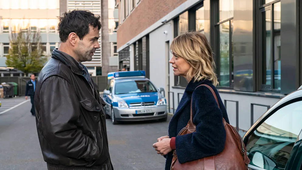 «Tatort»-Check: Wie verbreitet ist Stalking wirklich?. Polizist Thomas Engels (Andreas Döhler) scheint dem Opfer unnatürlich nahegestanden zu haben. Ellen Berlinger (Heike Makatsch) hat den Verdacht, dass hinter Engels' Verhalten mehr als nur engagierte Polizeiarbeit steckte.