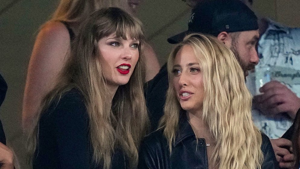 Taylor Swift (l.) schaut sich am Sonntag in Begleitung der Schauspielerin Blake Lively (r.) ein NFL-Spiel an.