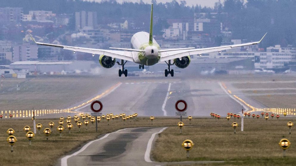Un aereo atterra sulla pista 32 dell'aeroporto di Zurigo, che dovrebbe venir prolungata assieme alla pista 28. Fanno però discutere i finanziamenti dell'aeroporto ai partiti favorevoli all'ampliamento. (foto d'archivio)