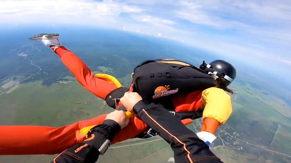 Ernstfall in der Luft. Fallschirm-Lehrer rettet Schülerin im freien Fall das Leben