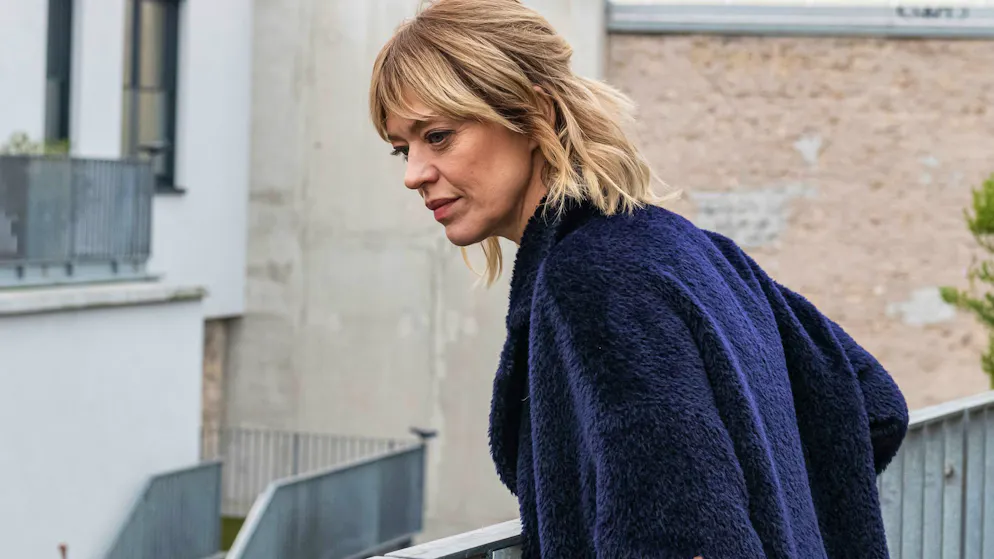 «Tatort»-Check: Wie verbreitet ist Stalking wirklich?. Eine Frau ist aus grosser Höhe in den Tod gesprungen. Was wie ein Selbstmord aussieht, könnte ein «erzwungener Suizid» und damit ein Mord sein. Ermittlerin Ellen Berlinger (Heike Makatsch) untersucht den Schauplatz des tragischen Vorfalls.