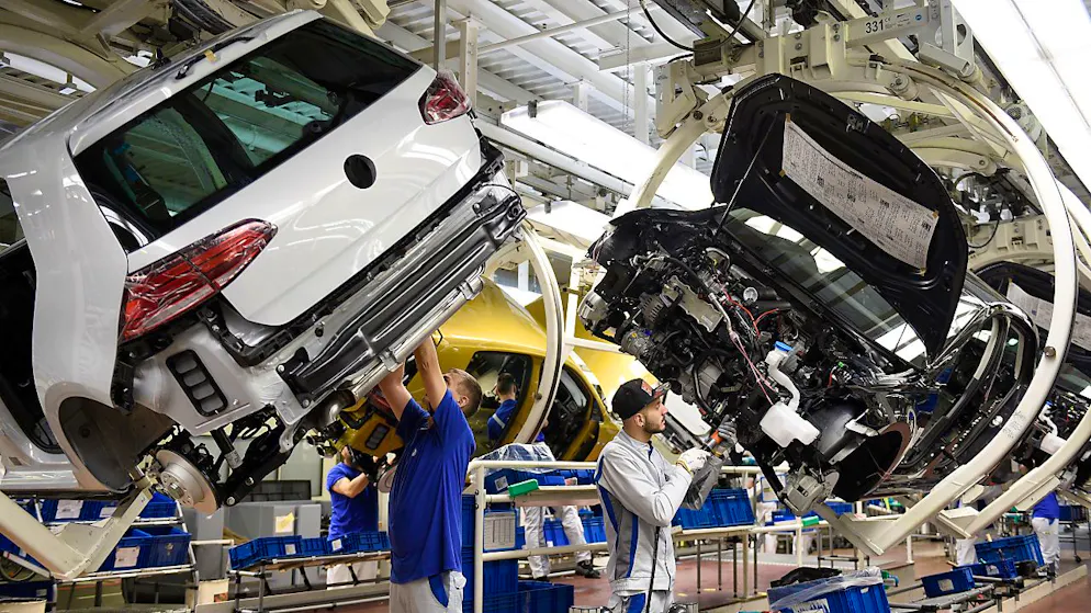 Die deutschen Autobauer schauen mit Sorge in die Zukunft. Kurzfristig laufen die Geschäfte aber noch gut. (Archivbild)