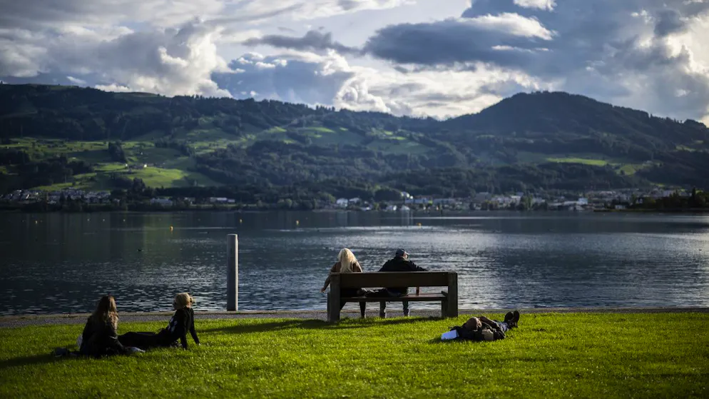 Menschen geniessen das spätsommerliche Wetter in Rapperswil-Jona.