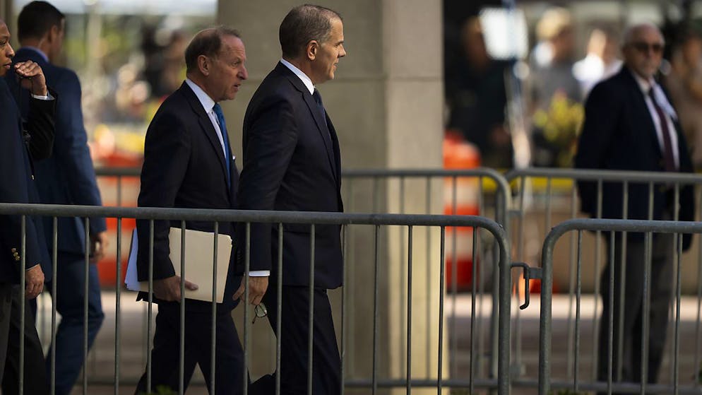 Hunter Biden è stato incriminato lo scorso 14 settembre con tre capi di imputazione per il possesso illegale di una pistola, acquistata nel 2018 mentendo sul suo consumo di droga.