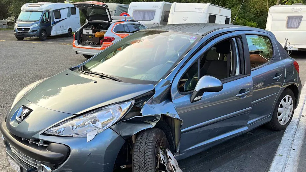In Berneck SG verursachte ein stark alkoholisierter Fahrer mit einem gestohlenen Auto einen Selbstunfall.