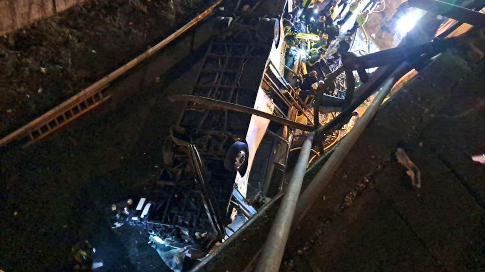 Italia: un pullman precipita da un cavalcavia a Mestre. Si teme che sotto le macerie del pullman carbonizzato ci siano altre vittime.