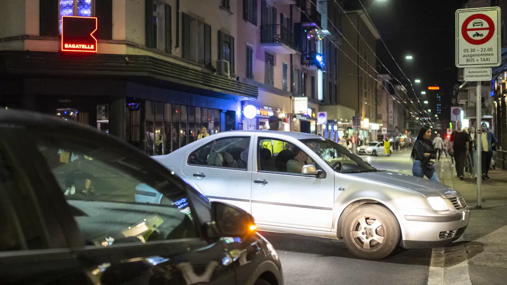Neues Verkehrsregime an der Zürcher Langstrasse. Auf dem Stück zwischen Brauerstrasse und Dienerstrasse gilt von 5.30 Uhr morgens bis 22 Uhr abends neu ein Fahrverbot für Autos und Töffs. Sie werden umgeleitet. 