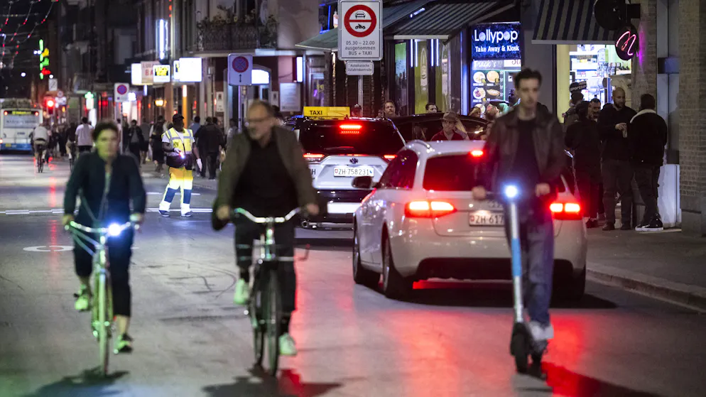 Neues Verkehrsregime an der Zürcher Langstrasse. An der Zürcher Langstrasse ist der Platz notorisch knapp. Um die Situation zu verbessern, hat die Stadt nun ein neues Verkehrskonzept eingeführt.