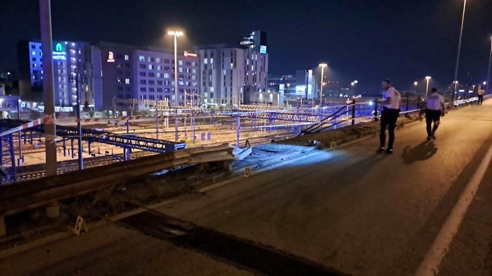 Italia: un pullman precipita da un cavalcavia a Mestre. Il pullman, per cause da accertare, ha sfondato il parapetto ed è caduto per 10 metri finendo tra un magazzino e i binari della stazione di Mestre, incendiandosi.