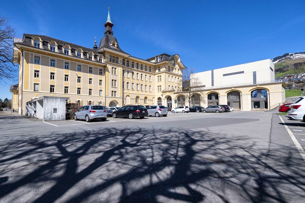 Im Bild ist das Kantonsgericht Schwyz zu sehen. Hier muss noch einmal über einen Teich auf einer Dachterrasse diskutiert werden. 