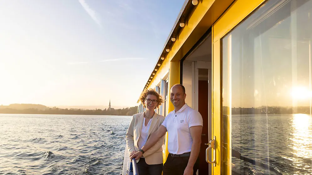 Geschäftsführerin der GGZ Maria Hügin hat die MS Yellow dem neuen Kapitän Olivier Perrot übergeben.