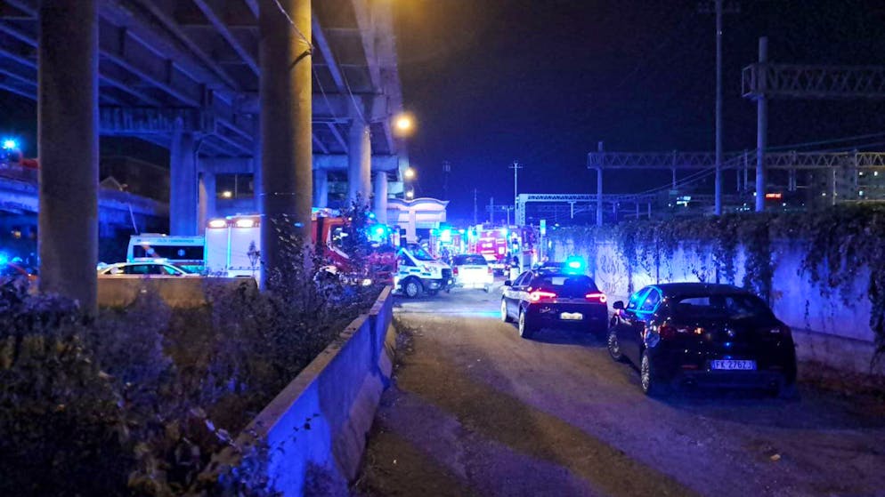 Italia: un pullman precipita da un cavalcavia a Mestre. Tutti i mezzi disponibili sono stati dispiegati.