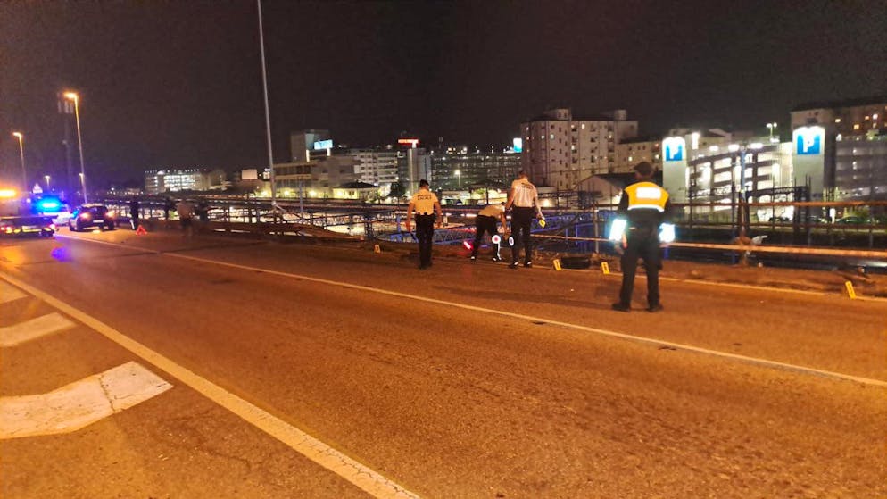 Italia: un pullman precipita da un cavalcavia a Mestre. Si ignorano le cause che hanno portato fuori strada il pullman.