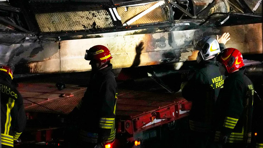 Was führte zu der Buskatastrophe von Venedig? - Gallery. Feuerwehrleute arbeiten nach dem Busunglück an der Unfallstelle.