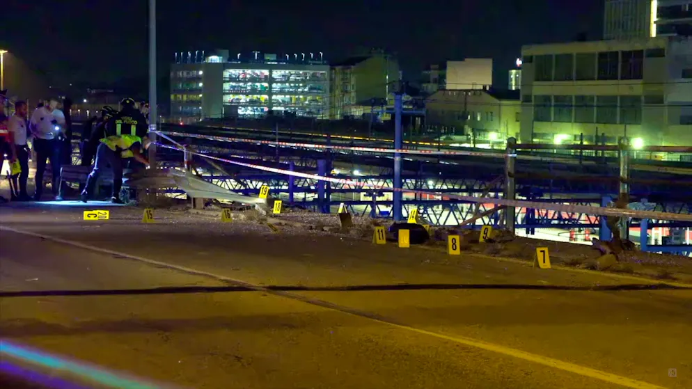Was führte zu der Buskatastrophe von Venedig? - Gallery. Einsatzkräfte untersuchen den Ort des Unglücks. Der Bus durchbrach offenbar ungebremst die Leitplanke auf der Brücke und stürzte auf eine darunter verlaufende Bahnstrecke.