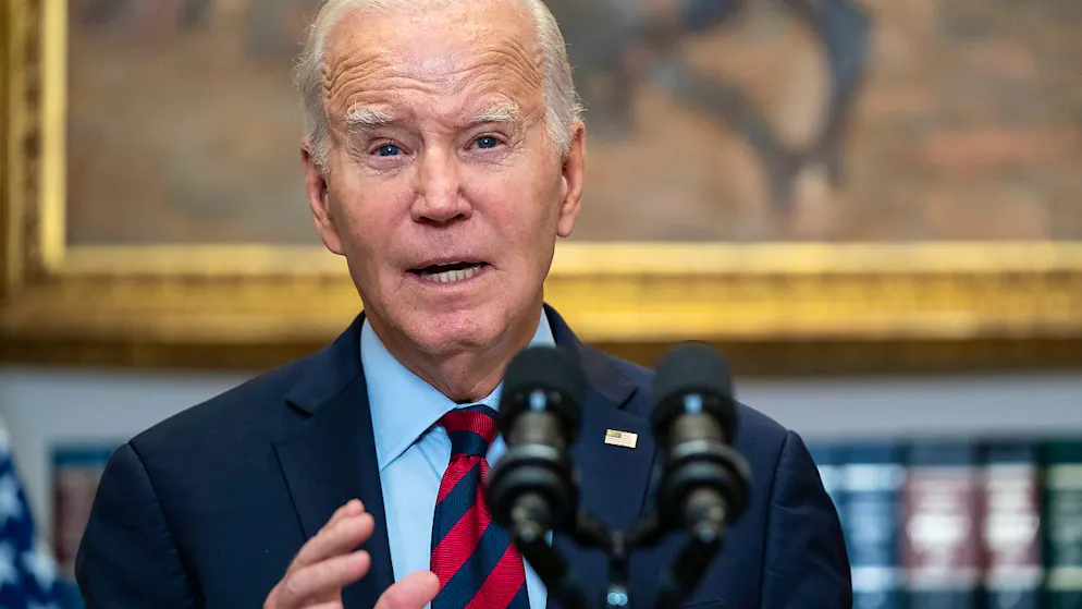 Joe Biden, Präsident der USA, spricht im Roosevelt Room des Weißen Hauses. Biden will sich bald in einer größeren Rede zur Ukraine und der Unterstützung für das angegriffene Land äußern. Foto: Evan Vucci/AP