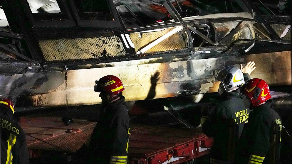 Italia: un pullman precipita da un cavalcavia a Mestre. Tragedia a Mestre.