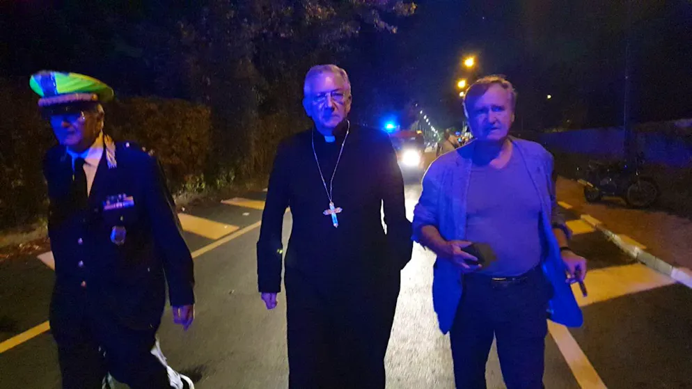 Was führte zu der Buskatastrophe von Venedig? - Gallery. Venedigs Bürgermeister Luigi Brugnaro (r) und ein Priester kommen nach dem Bunsunglück zur Unfallstelle.