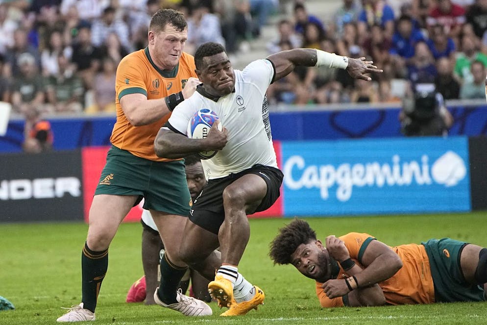 Josua Tuisova (al centro) con la maglia bianca della Nazionale di Fiji, in occasione della sfida del 17 settembre contro l'Australia.