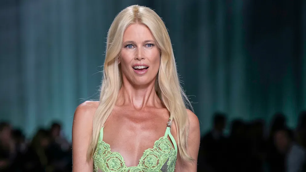 Claudia Schiffer und Anne Hathaway im gleichen Kleid. Die Fashionwelt sieht doppelt