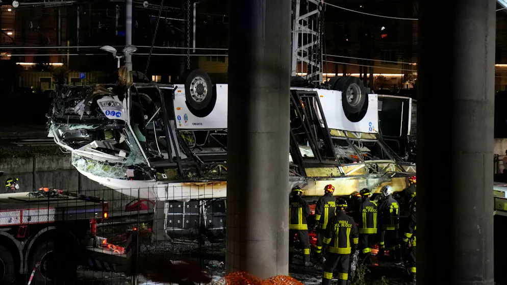 Fahrzeug stürzt auf Bahngleise. Überwachungsvideo zeigt den Moment des Horror-Crashs +++ Gas soll aus Lithiumbatterien ausgetreten sein