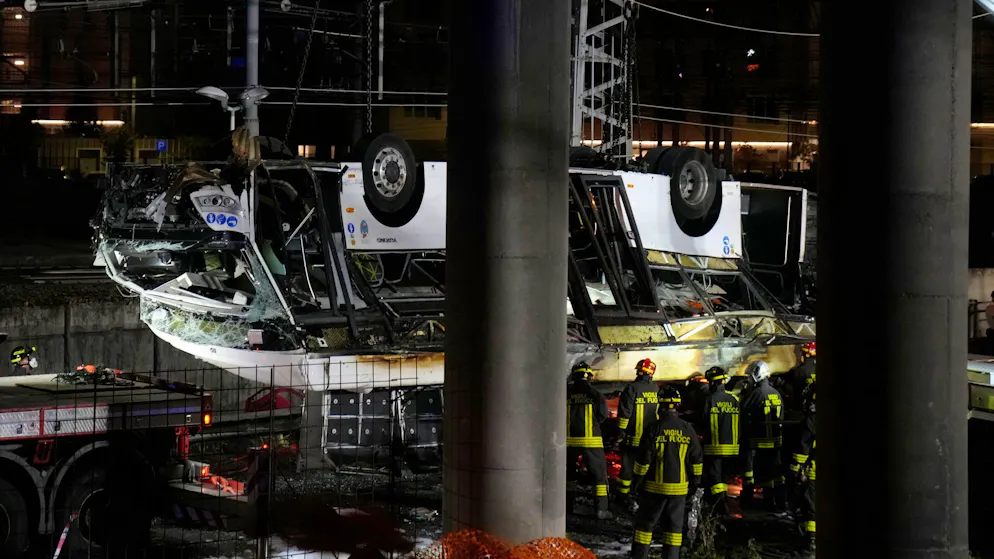 Was führte zu der Buskatastrophe von Venedig? - Gallery. Italienische Feuerwehrleute arbeiten nach dem Busunglück an der Unfallstelle.