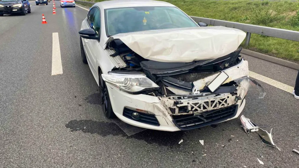 Das total beschädigte Auto wurde abgeschleppt.