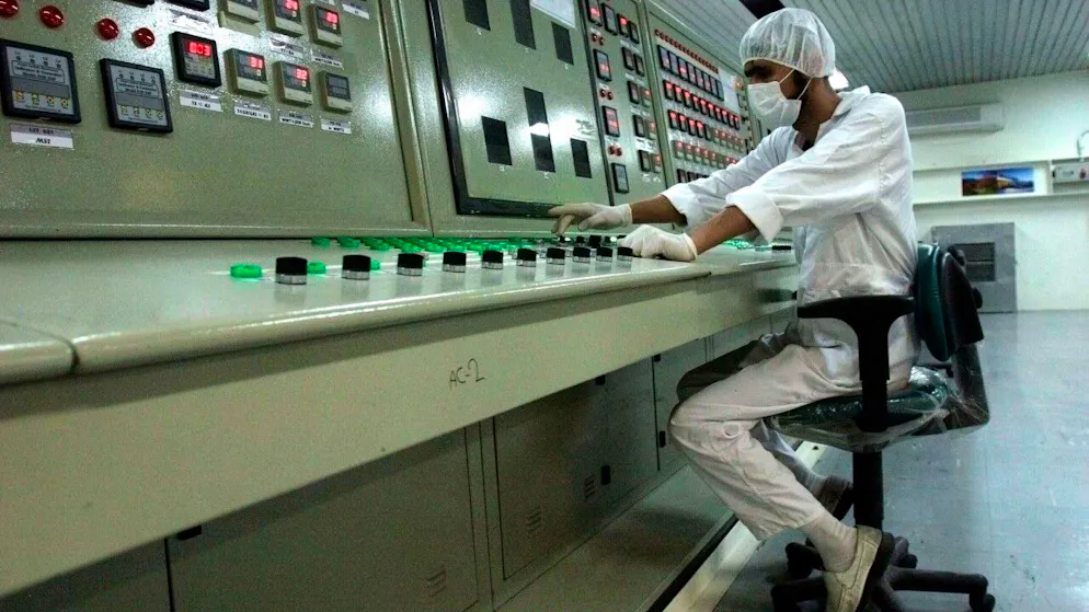 ARCHIV - Ein Techniker arbeitet in der Uranumwandlungsanlage außerhalb der iranischen Stadt Isfahan. Der Iran hat Medienberichten zufolge die Einschränkung in der internationalen Überwachung seines Atomprogramms verteidigt. Foto: Vahid Salemi/AP/dpa
