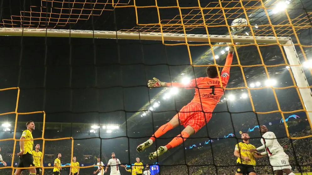 Mit tollen Paraden hat Gregor Kobel sich in die Herzen der Fans und Verantwortlichen in Dortmund gespielt