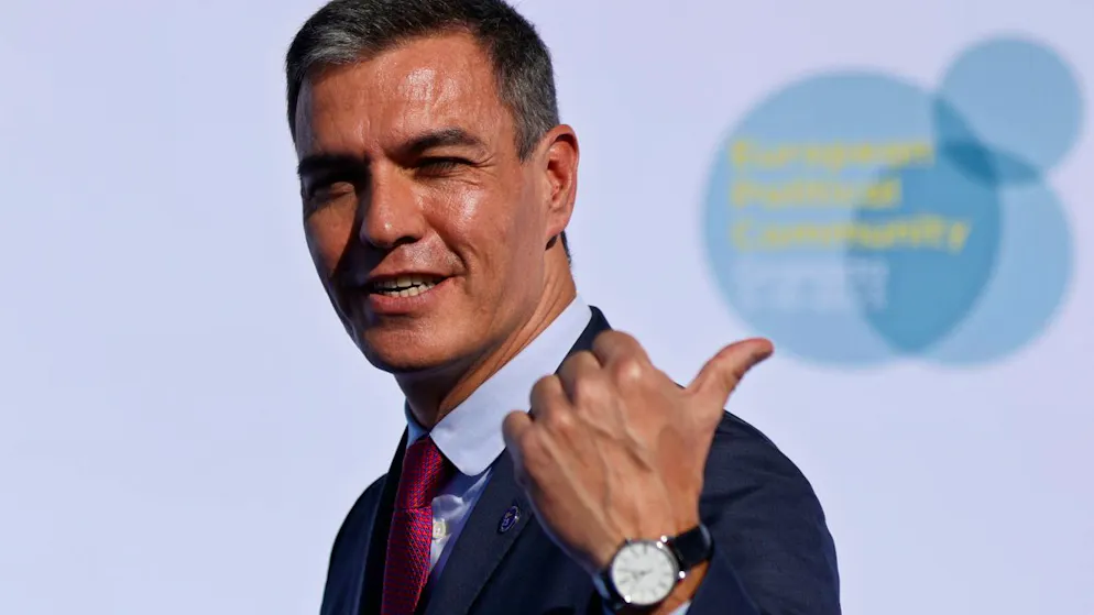 Pedro Sanchez, amtierender Ministerpräsident von Spanien, trifft auf dem Europa-Gipfel in Granada ein. Sánchez hat der Ukraine weitere Unterstützung im Abwehrkampf gegen die russische Invasion zugesagt. Foto: Fermin Rodriguez/AP
