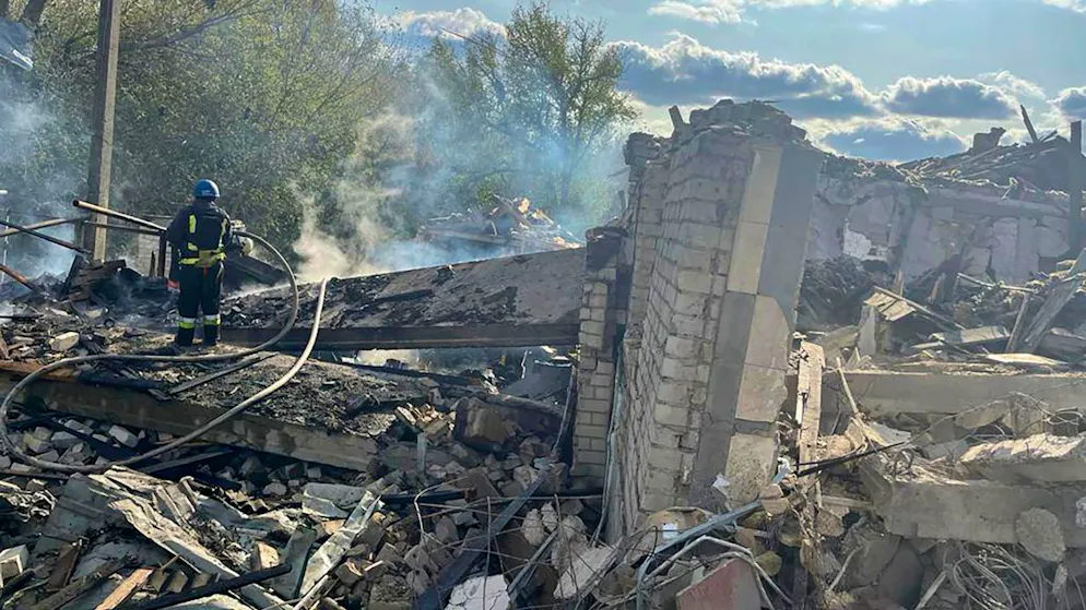 HANDOUT - Feuerwehrleute arbeiten daran, ein Feuer nach dem tödlichen russischen Raketenangriff zu löschen, bei dem mehr als 40 Menschen in dem Dorf Hroza in der Nähe von Charkiw (Ukraine) ums Leben kamen. Foto: Uncredited/Ukrainian Presidential Press Office/AP - ACHTUNG: Nur zur redaktionellen Verwendung und nur mit vollständiger Nennung des vorstehenden Credits