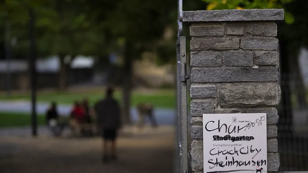 Die offene Drogenszene in Chur spielt sich hauptsächlich im Stadtgarten ab. "Crack City Steinhausen" steht beim Schild des Eingangs.