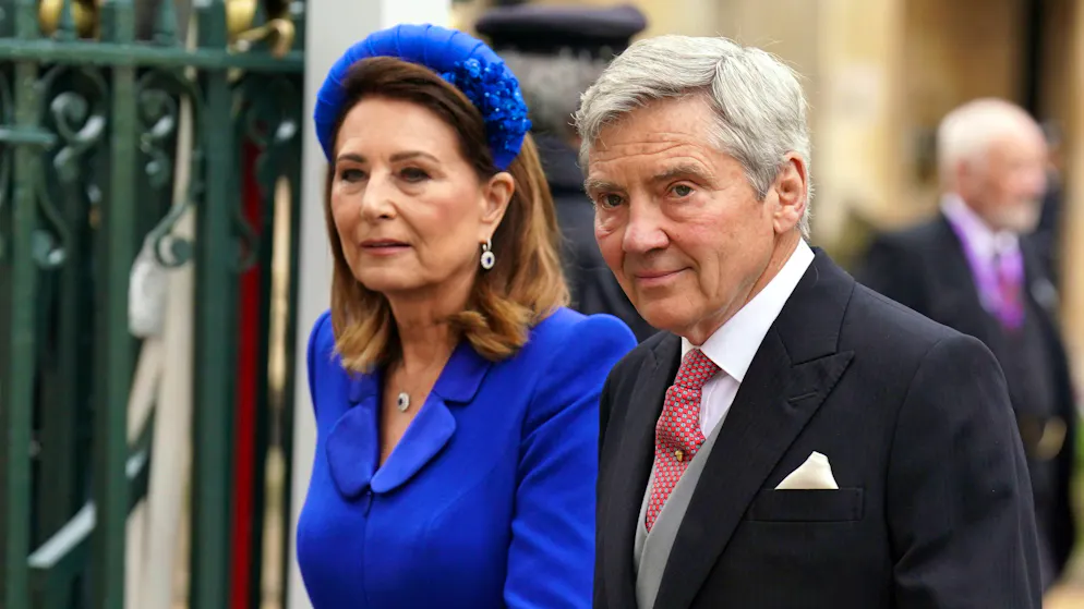 So nennen die Enkel ihre Grossvater Charles III.. Auf der Seite von Mutter Kate gibt es Opa Michael Middleton (auf dem Bild mit seiner Frau Carole). Der 74-Jährige scheint ein ziemlich lustiger Zeitgenosse zu sein, denn seine Enkelkinder nennen ihn «Sumo».