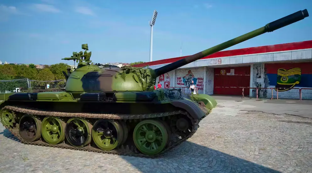 Ein Panzer vor einem Fussballstadion.